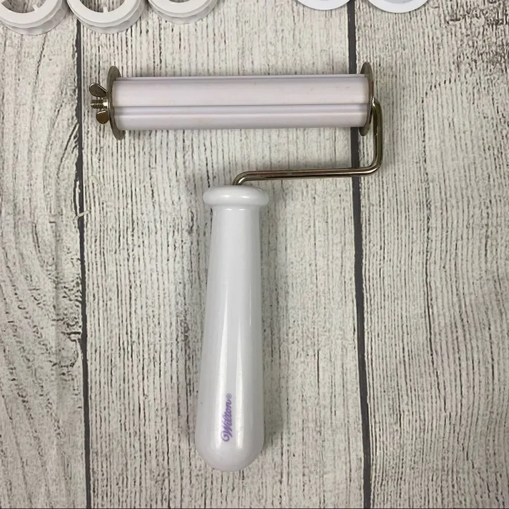 Wilton mini fondant ribbon roller